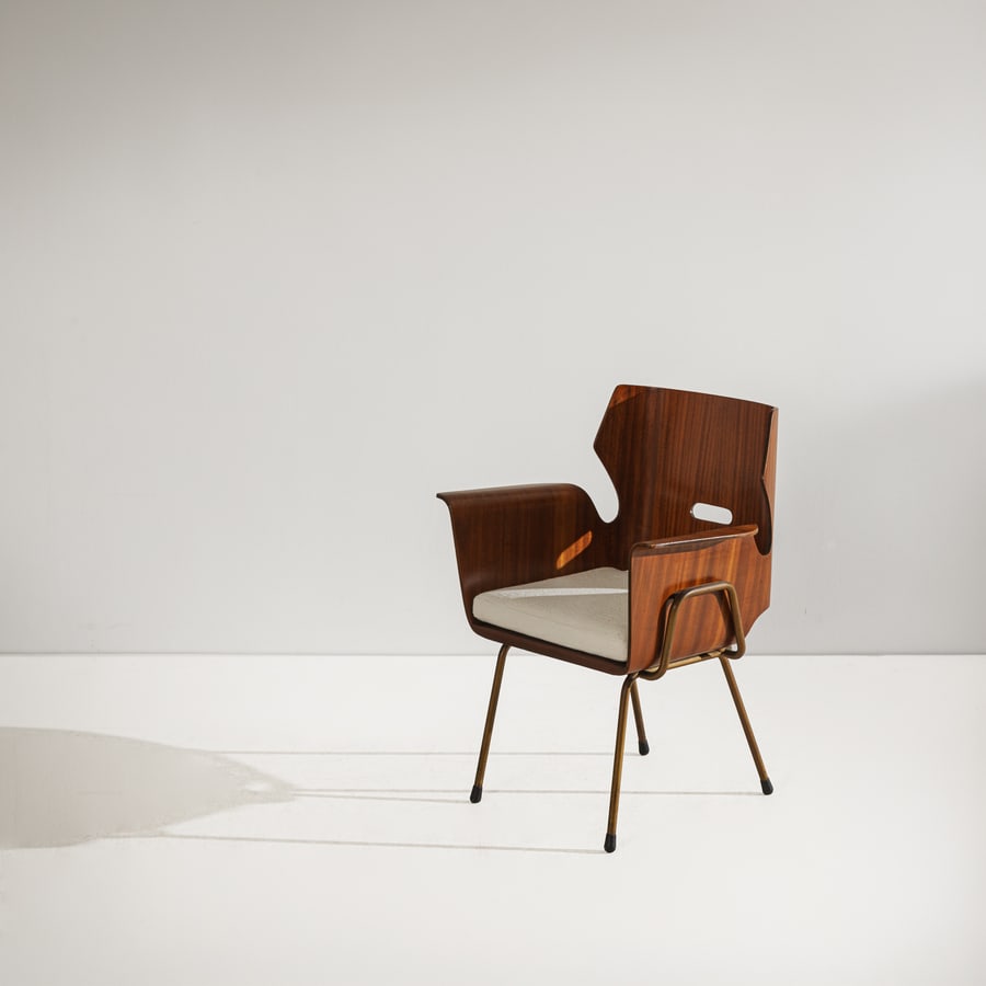 GUSTAVO PULITZER FINALI: Poltroncina mod. Albaro. Tubolare metallico verniciato, multistrato impiallacciato in legno di mogano, tessuto imbottito. Produzione Arflex anni '50. cm 84x69x53; altezza seduta con cuscino cm 43 AN