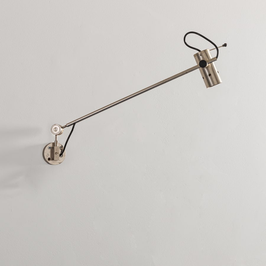TITO AGNOLI: Lampada da parete mod. 194. Ottone nichelato. Produzione Oluce anni '60. cm 61x10x53 A WALL LAMP BY T. AGNOLI Catalogo di produzione Oluce. Buone condizioni generali, piccoli graffi e leggeri segni