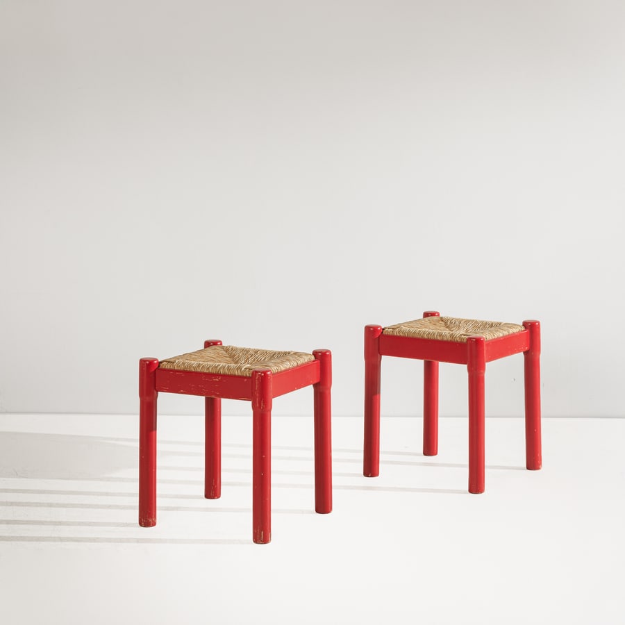 VICO MAGISTRETTI: Due sgabelli della serie Carimate. Legno laccato, paglia di fiume. Produzione Cassina anni '60. cm 46x40x40 TWO STOOLS BY V. MAGISTRETTI G. Bosoni (a cura di), Made in Cassina, Skira, Milano, 2009, p.