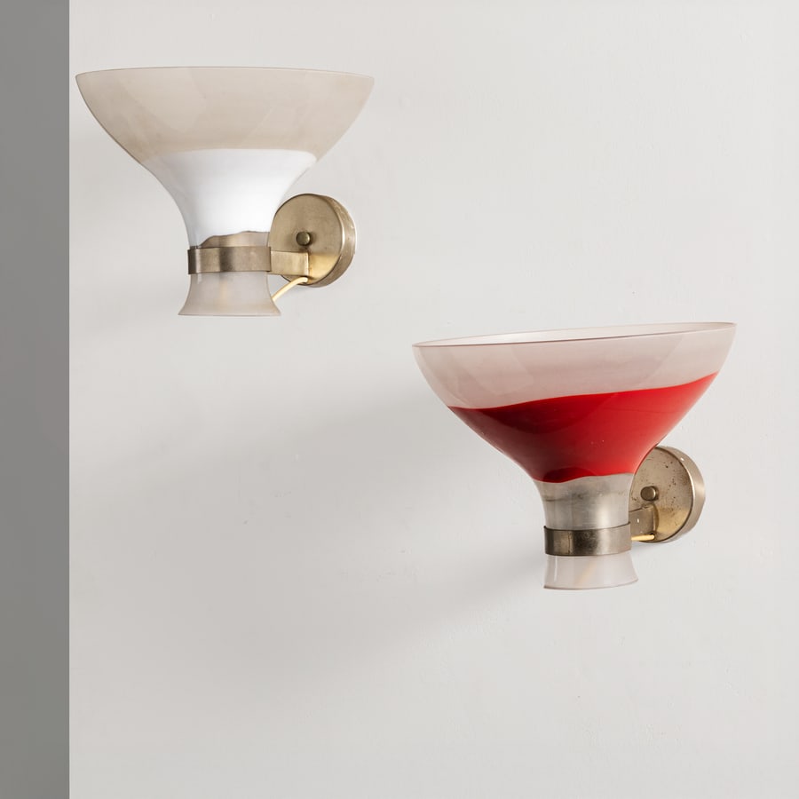 TOBIA SCARPA: Coppia di lampade da parete della serie 802.1. Vetro satinato con fascia ad incalmo in vetro a pennellate, ottone nichelato. Produzione Venini, 1965 ca. cm 28x30x36 A PAIR OF WALL L IGHTS BY T. SCARPA