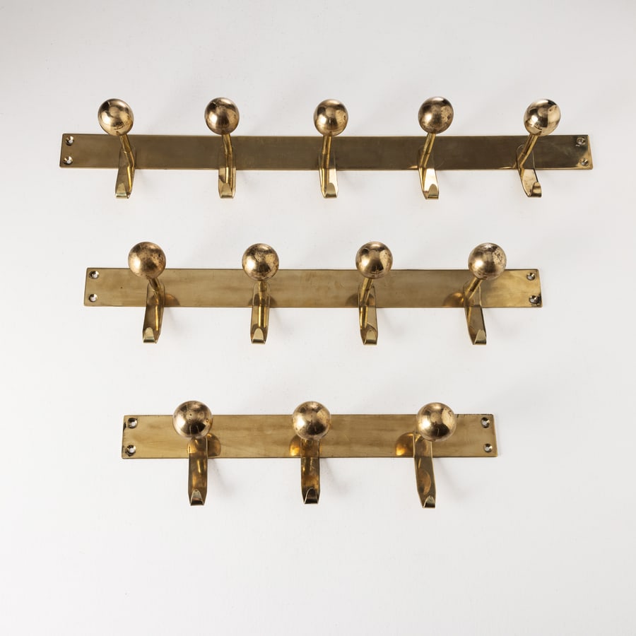 MANIFATTURA ITALIANA: Tre appendiabiti. Ottone. Italia anni '60. cm 13x.50x11; cm 13x65x11; cm 13x80x11 THREE ITALIAN COAT HANGER Condizioni molto buone. Piccole righe, graffi segni di usura, lievissima ossidazione, aloni.