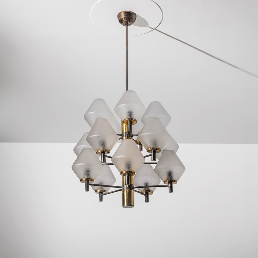 STILNOVO: Lampada a sospensione. Ottone, metallo verniciato, ottone cromato, vetro acidato. Italia, 1960 ca. cm 94x47x47 ca A CEILING LAMP BY STILNOVO Condizioni molto buone. Righe, segni di usura. Lieve ossida