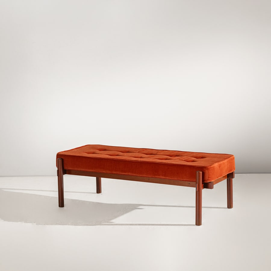 ICO PARISI (ATTRIB. A): Panca. Legno di teak, tessuto imbottito. Italia, anni '60. cm 38x120x54 A BENCH ATTRIBUTED TO I. PARISI Condizioni molto buone. Segni di usura, piccole righe e trascurabili mancanze. Tessuto e imbotti