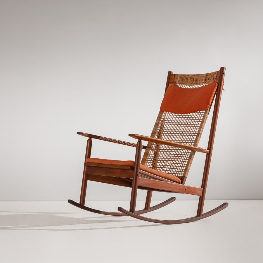 HANS OLSEN: Dondolo. Legno di teak, canna d'India, tessuto imbottito. Produzione France & Son anni '60. Marchio del produttore e controllo qualità danese applicati. cm 105x65,5x90 A ROCKING CHAIR BY H. OLSEN