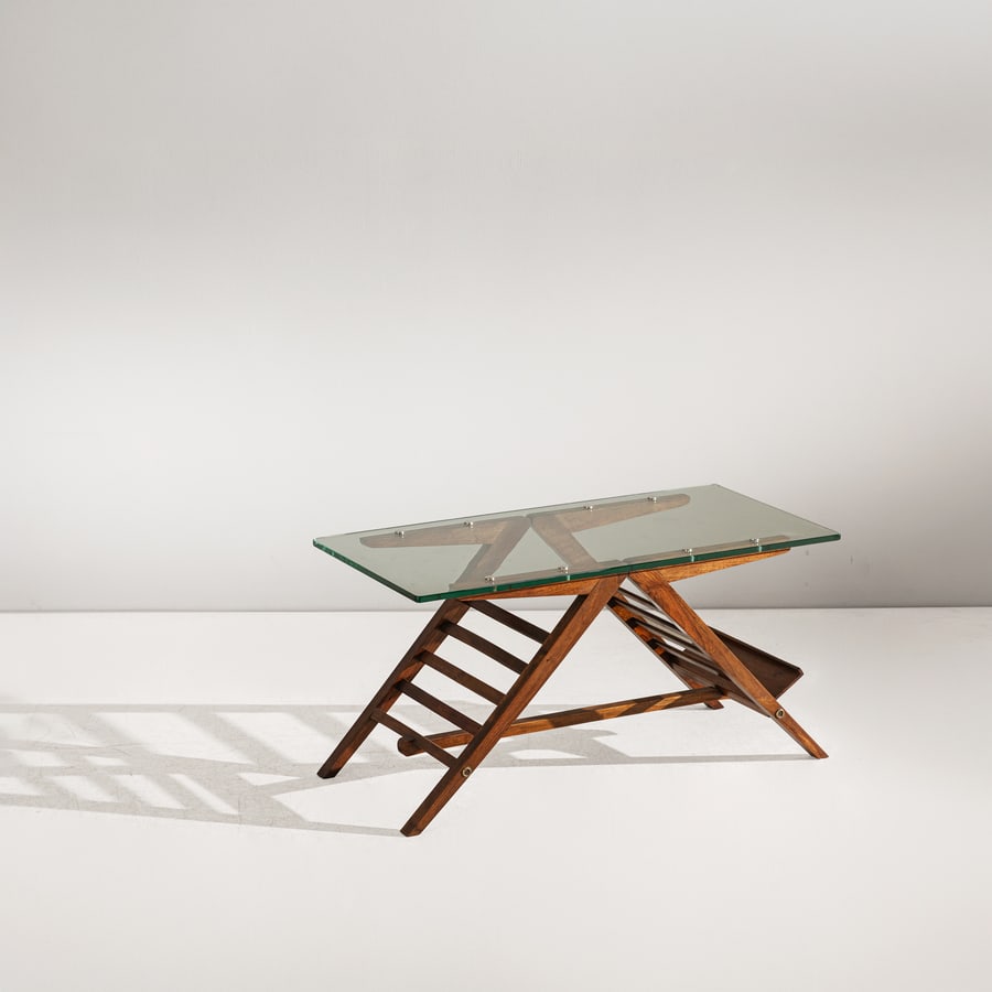 AUGUSTO ROMANO (ATTRIB. A): Tavolino con portariviste. Legno tinto, cristallo molato, metallo cromato. Italia anni '50. cm 46x90x44 AN OCCASIONAL TABLE ATTRIBUTED TO A. ROMANO Buone condizioni generali. Piccole righe, leggeri gr