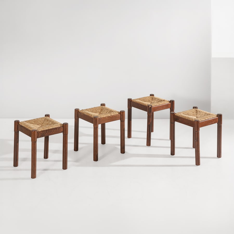 VICO MAGISTRETTI: Quattro sgabelli della serie Carimate. Legno massello di faggio tinto, paglia di fiume intrecciata. Produzione Cassina anni '60. cm 46x40x40 FOUR STOOLS BY V. MAGISTRETTI G. Bosoni, Made in Cassina, S