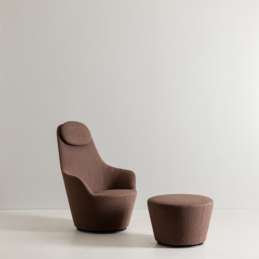 NAOTO FUKASAWA: Poltrona con poggiapiedi mod. Grande Papilio. Metallo verniciato, Schiuma di poliuretano, tessuto imbottito. Produzione B&B Italia anni '2000 cm 106x70x62; cm 40x44x44 AN ARMCHAIR WITH OTTOMAN BY N. F