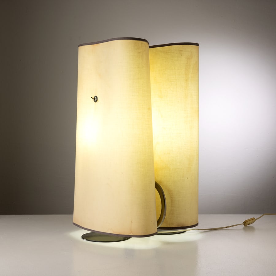 AFRA & TOBIA SCARPA: Lampada da tavolo mod. Abatina. Acciaio verniciato, ottone, tela plastificata. Produzione FLOS, 1982. Etichetta della manifattura. cm 63x35x31 A TABLE LAMP BY A. & T. SCARPA A. Piva, Afra e Tobia Scar