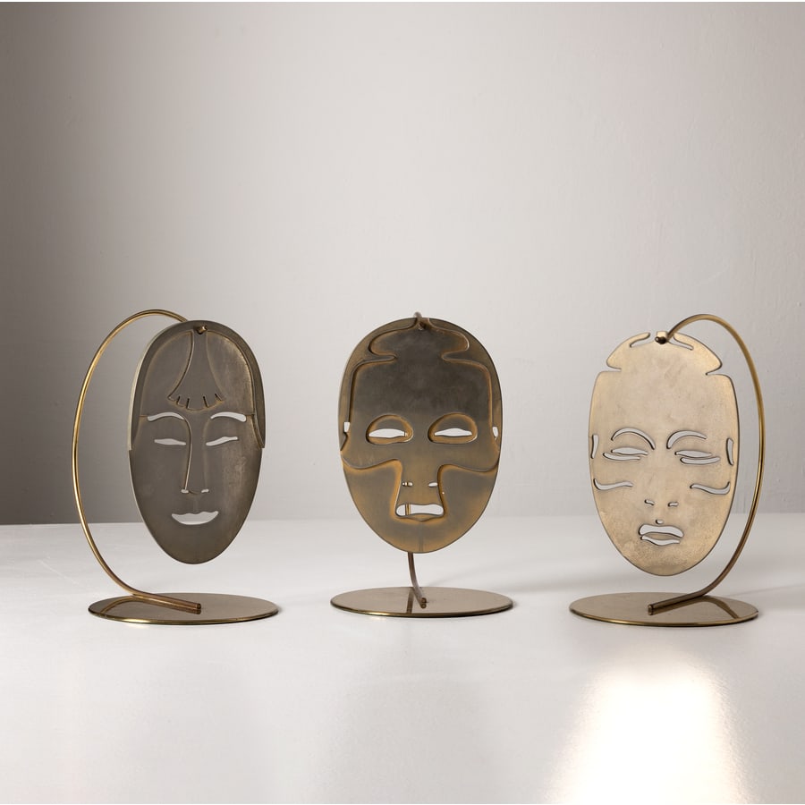 LIDIA SELVA PER ATELIER LUCIANO FRIGERIO: Trittico 'Le maschere d'oro'. Metallo dorato e nichelato, ottone. Esecuzione Frigerio, anni '70. cm 29 x 17 x 28 THREE TABLE SCULPTURE BY L. SELVA Catalogo del produttore Condizioni molto buone.