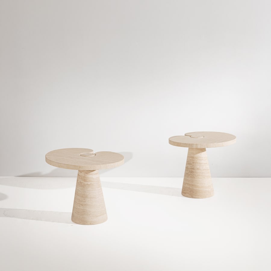 ANGELO MANGIAROTTI (ATTRIB. A): Coppia di tavolini. Travertino tornito. Italia xx secolo. cm 45x54x48 A PAIR OF OCCASIONAL TABLES ATTRIBUTED TO A. MANGIAROTTI Buone condizioni generali. Piccole righe, leggeri graffi, normali segni d