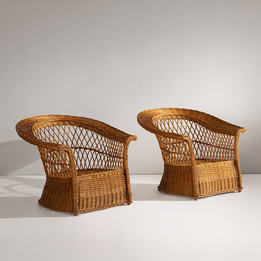 MANIFATTURA ITALIANA: Coppia di poltrone a pozzetto. Vimini intrecciato. Italia anni '70. cm 81x97x88 A PAIR OF ITALIAN ARMCHAIRS Buone condizioni generali. Piccole righe, leggeri graffi, normali segni di usura. Piccole