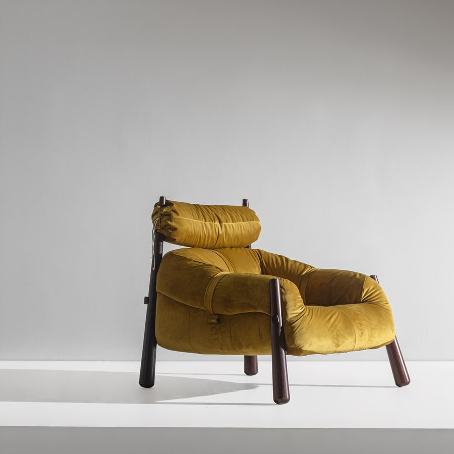PERCIVAL LAFER: Poltrona. Legno esotico tornito, tessuto imbottito. Brasile anni '60. cm 87x81x88 AN ARMCHAIR BY P. LAFER Buone condizioni generali. Piccole righe, leggeri graffi, normali segni di usura. Tessuto e