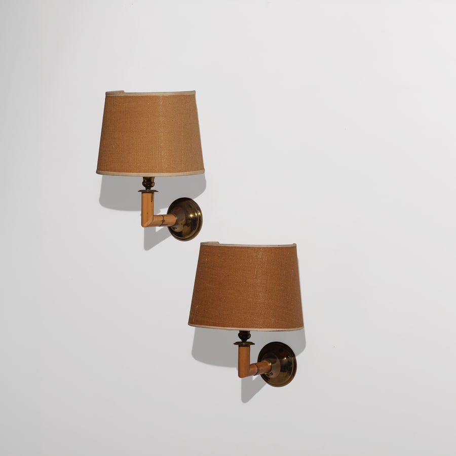 MANIFATTURA ITALIANA: Due lampade da parete. Ottone, canna d' India, canapa, cartone pressato. Anni '70. con paralume cm 40x30x28 A PAIR OF ITALIAN WALL LAMPS Condizioni molto buone, righe, graffi, segni d'usura
