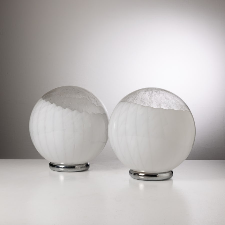 MANIFATTURA ITALIANA: Due lampade da tavolo. Metallo cromato, vetro soffiato. Italia, anni '70. cm 35x30x30 TWO ITALIAN TABLE LAMPS Buone condizioni generali. Piccole righe, leggeri graffi, normali segni di usura.