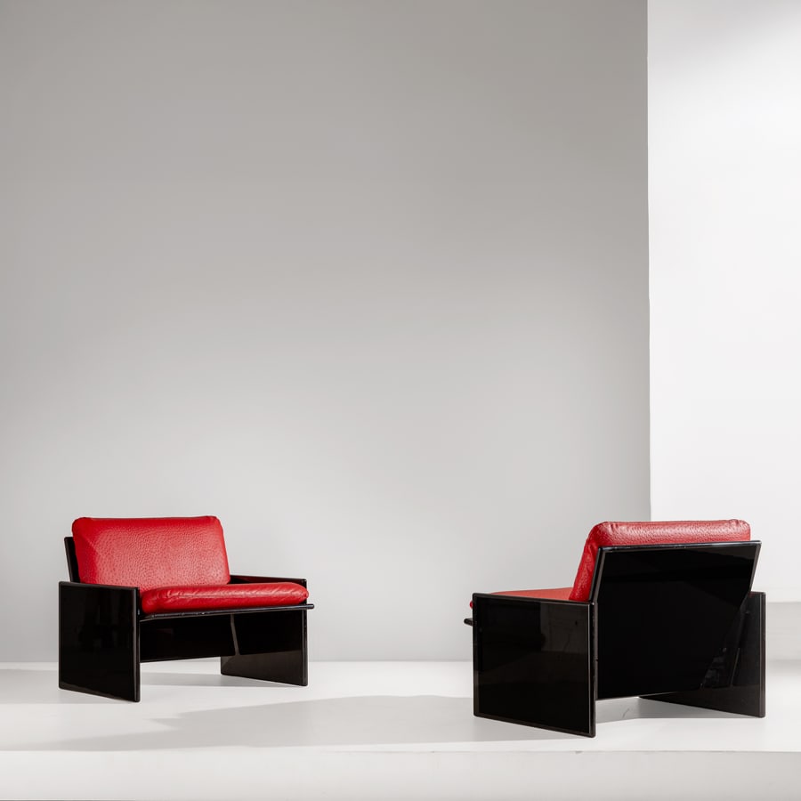 GAVINA: Coppia di poltrone della serie Arnolfo. Legno laccato, metallo vinilpelle imbottita. Produzione Simon; Gavina; Ultramobile, anni '70. cm 70x77x65 ca. A PAIR OF ARMCHAIRS BY GAVINA Cfr.: AA.VV., Dino