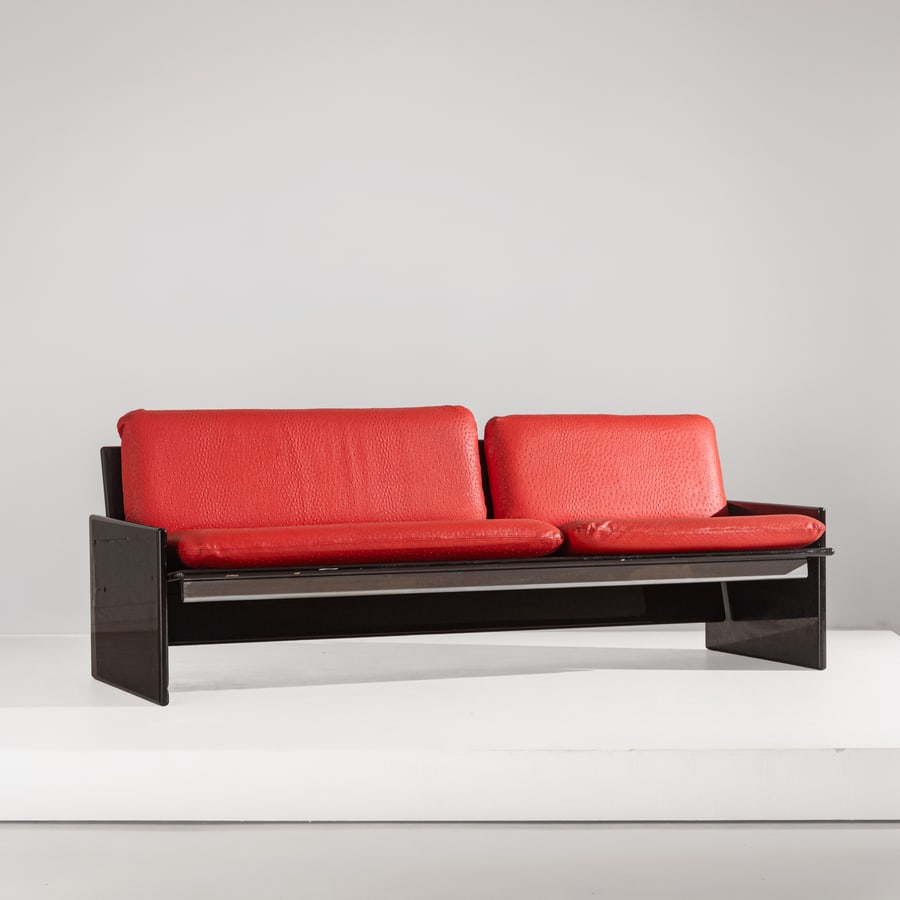 GAVINA: Divano della serie Arnolfo. Legno laccato, metallo vinilpelle imbottita. Produzione Simon; Gavina; Ultramobile, anni '70. cm 70x180x70 ca. A SOFA BY GAVINA Cfr.: AA.VV., Dino Gavina Ultrarazionale