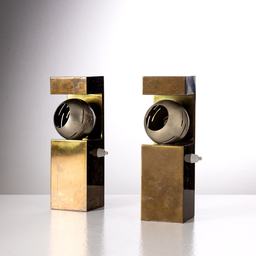 ANGELO LELII: Coppia di lampade da tavolo mod. 12918 Contrast. Metallo verniciato, ottone, acciaio. Produzione Arredoluce anni 1962 ca. cm 23x7x7 A PAIR OF TABLE LAMPS BY A. LELII Cfr.: A. Pansera, A. Padoan, A.