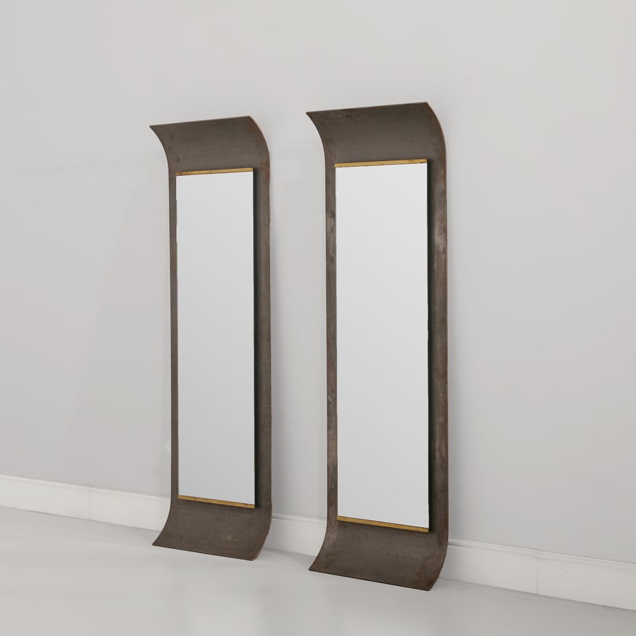 MANIFATTURA ITALIANA: Coppia di specchi. Metallo curvato, vetro specchiato, ottone. Italia anni '70 ca. cm 135x46 A PAIR OF ITALIAN MIRRORS Buone condizioni generali. Piccole righe, leggeri graffi, normali segni di usura.