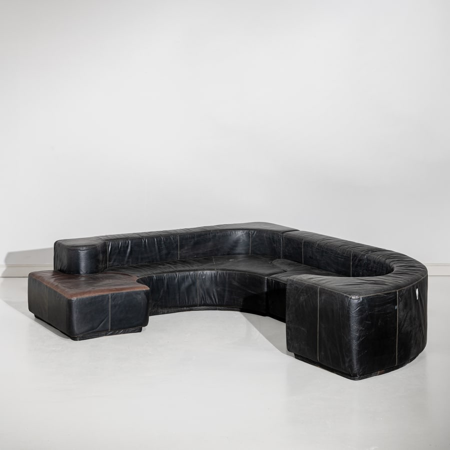 ROBERTO PAMIO, NOTI MASSARI, RENATO TOSO: Divano mod. Lara. Poliuretano espanso, pelle imbottita. Produzione Stilwood 1968 ca. cm 60x245x310 A SETTEE BY ROBERTO PAMIO, NOTI MASSARI, RENATO TOSO Domus, n. 538, gennaio 1974, pagina