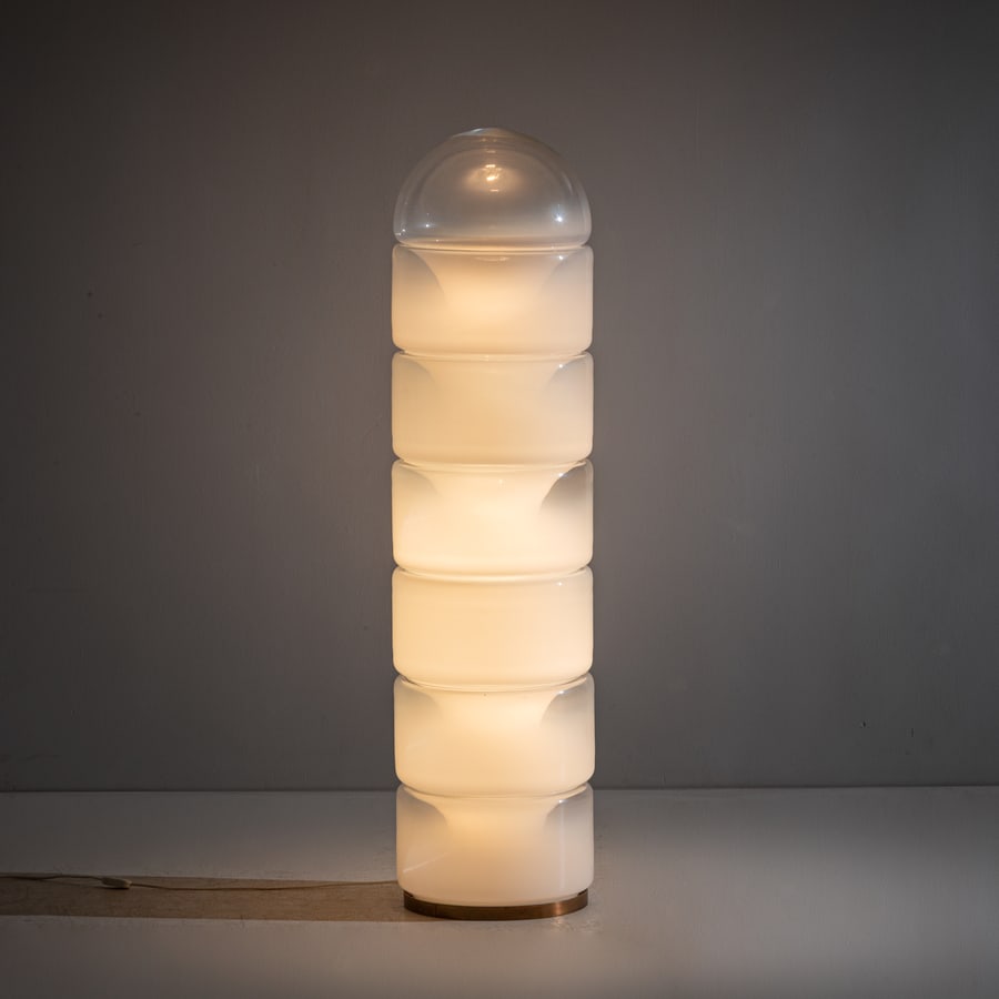 CARLO NASON: Lampada da terra mod. LT 316 Sfumato. Elementi in vetro soffiato, ottone, metallo verniciato. Produzione A.V. Mazzega, Italia, 1969. cm 140x35 A FLOOR LAMP BY C. NASON Catalogo originale A.V.