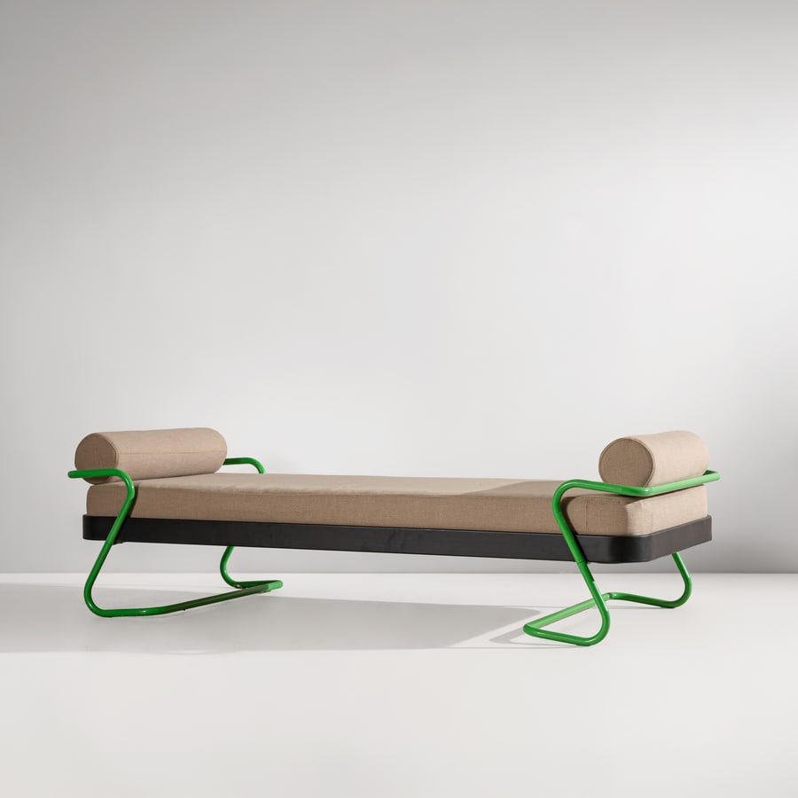 MANIFATTURA ITALIANA: Letto a giorno. Metallo verniciato, legno laccato, tessuto imbottito. Italia, anni '70. cm 62x198x95 AN ITALIAN DAYBED Buone condizioni generali. Piccole righe, leggeri graffi, normali segni di