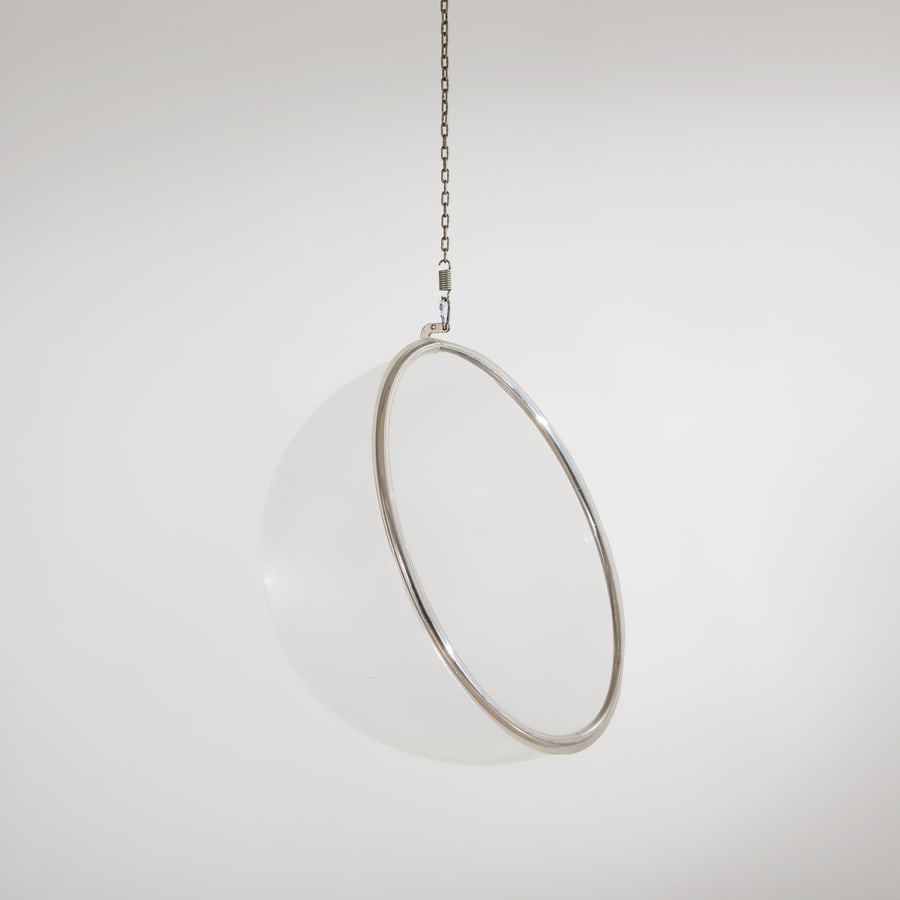 EERO AARNIO: Poltrona mod. Bubble Chair. Produzione Eero Aarnio Originals, Finlandia, disegno del 1968. Metacrilato trasparente, acciaio cromato, acciaio inox. cm 103x105x90 A HANGING ARMCHAIR BY E. AARNIO Buone