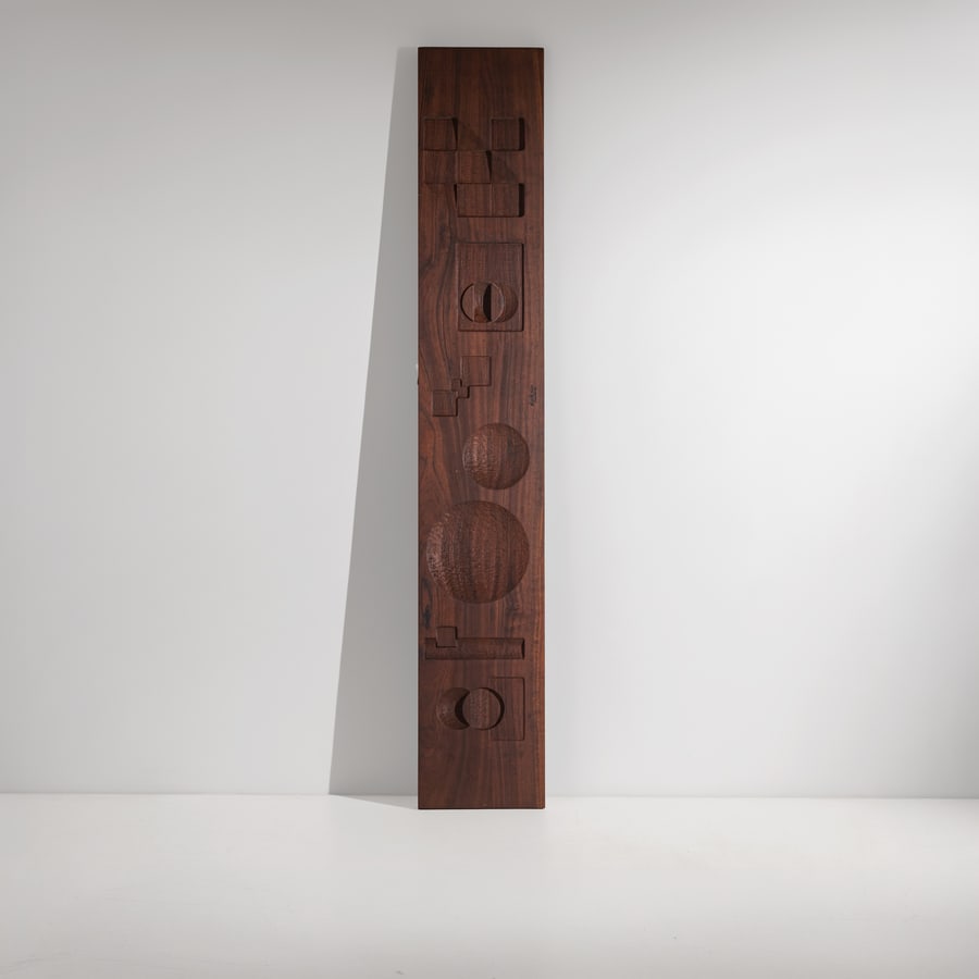 GIOVANNI BORGARELLO: Pannello. Legno scolpito su entrambi i lati. Italia anni '70. Firma dell'autore e certificato di autenticità. cm 250x41x5,5 ca. A WALL PANEL BY G. BORGARELLO Buone condizioni generali. Piccole