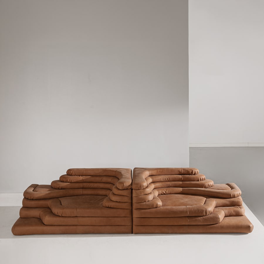 MANIFATTURA ITALIANA: Divano modulare ispirato al modello 'Terrazze'. Legno, pelle imbottita. Italia XX Secolo. cm 66x317x91 AN ITALIAN LEATHER MODULAR SETTEE Condizioni generali molto buone. Piccole righe, leggeri