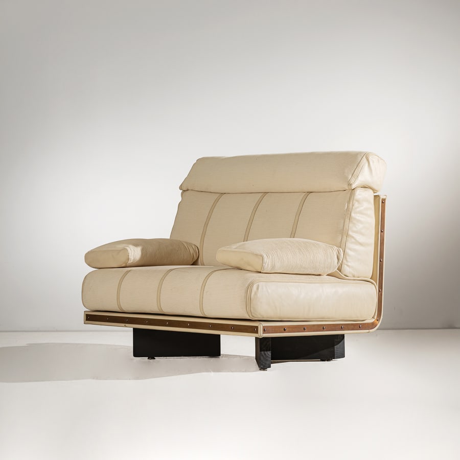 NICOLA TRUSSARDI: Una poltrona mod. Derby. Legno tinto, pelle e tessuto imbottiti. prod. Busnelli 1983 ca. cm 90x104x89 AN ARMCHAIR BY N. TRUSSARDI Cfr.: Domus, n. 646, Gennaio 1984, salone del mobile Buone