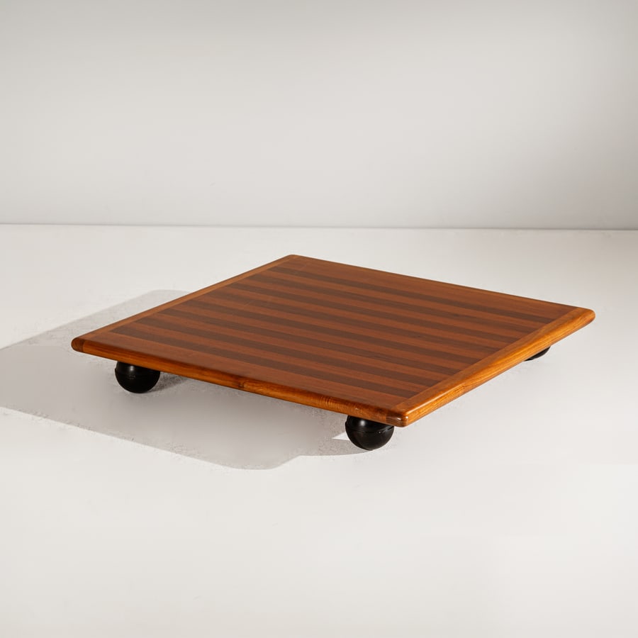 MARIO BELLINI: Tavolo basso della serie Pianura. Legno massello di varie essenze, materiale plastico. Produzione Cassina, 1972 ca. Etichetta della manifattura sotto il piano. cm 12x80x80 A LOW TABLE BY M. BELLINI
