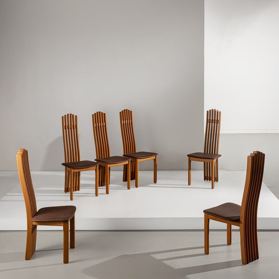 BERNINI: Sei sedie. Legno, pelle imbottita. Produzione Bernini anni '80. Etchetta del produttore. cm 114x47x50 SIX CHAIRS BY BERNINI Buone condizioni generali. Piccole righe, leggeri graffi, normali segni