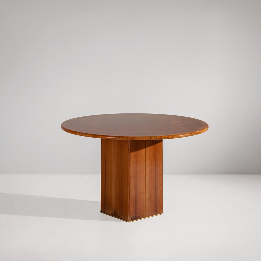 AFRA & TOBIA SCARPA: Tavolo della serie Artona. Legni vari, cemento. Produzione Maxalto anni '70. cm 70x120x120 A TABLE BY A. & T. SCARPA R. Masiero, Afra e Tobia Scarpa, Electa, 1998, p. 28 Buone condizioni generali.