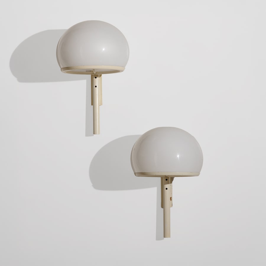 GREGOTTI, MENEGHETTI, STOPPINO: Due lampade da parete mod. 252. Metallo verniciato, plexiglass opslino. Produzione Arteluce 1966. cm 50x30x34 A PAIR OF WALL LIGHTS BY GREGOTTI, MENEGHETTI, STOPPINO Buone condizioni generali.