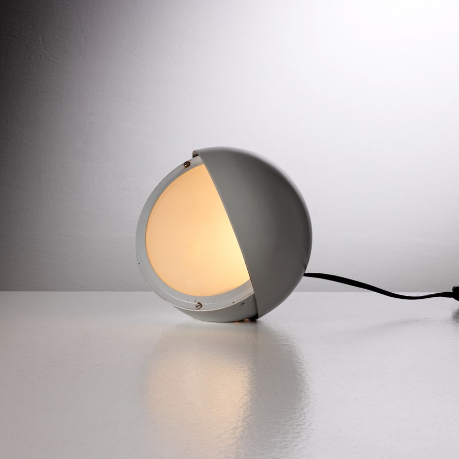 ICO PARISI: Lampada da tavolo modello palpebra. Ferro laccato, vetro sabbiato. Produzione Lamperti anni '70 cm 16x17 A TABLE LAMP BY I. PARISI Buone condizioni. Righe, graffi segni di usura, ossidazione, piccole 
