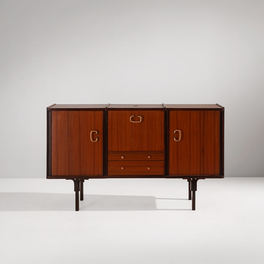 MARIO BELLINI: Mobile contenitore della serie Ammiraglia. Legni vari, ottone. Produzione Ufficio Sviluppo La Rinascente anni '60. cm 96x164x51 A CABINET BY M. BELLINI Cfr.: Domus n. 376, marzo 1961, pag. 109,