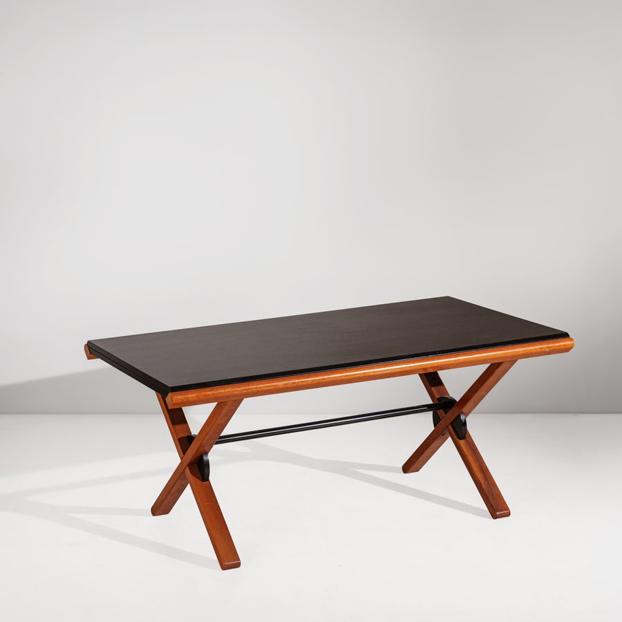 GIANFRANCO FRATTINI: Tavolo a tiro mod. Nirone. Legno di ciliegio e legno di rovere tinto a poro aperto. Produzione Fantoni, collezione i Bagatti, 1987 ca. Chiuso cm 72x168x84 ca. Aperto Larghezza cm 224 ca. A EXTENDABLE 