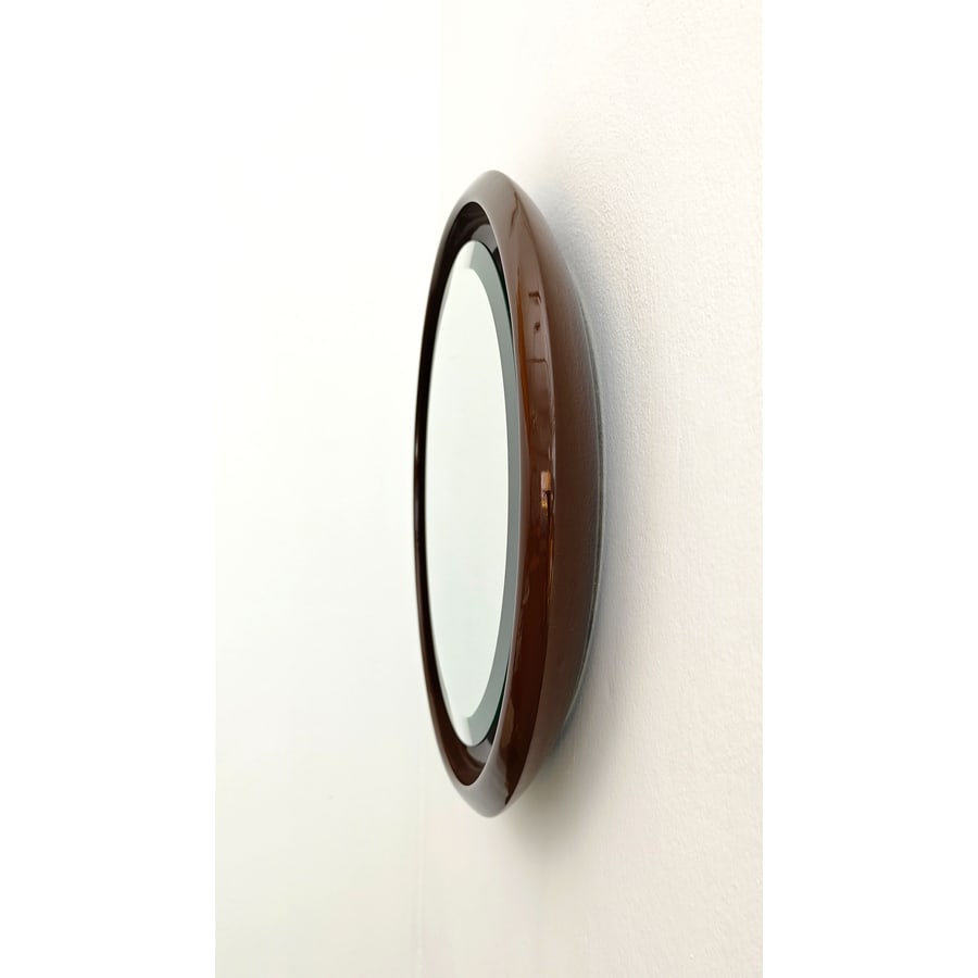 MANIFATTURA ITALIANA: Specchio. Cristallo specchiato e molato, ceramica smaltata. Italia, anni '70. cm 68x68x8,5 AN ITALIAN MIRROR Buone condizioni generali. Piccole righe, leggeri graffi.
