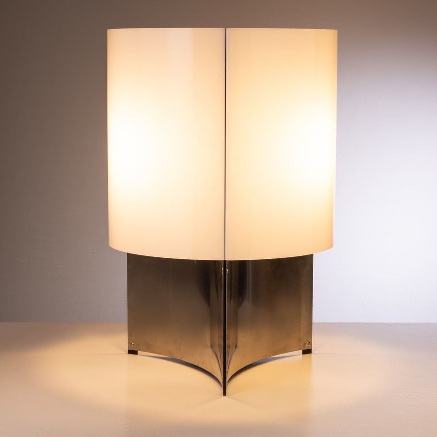 MASSIMO VIGNELLI: Lampada da tavolo mod. 526/P. metallo satinato, perspex opalino curvato. Produzione Arteluce, 1958 ca. cm 60x40 ca. A TABLE LAMP BY M. VIGNELLI G. Gramigna, Repertorio del design italiano per