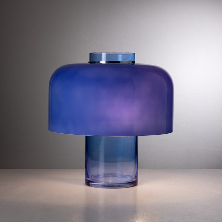 CARLO NASON: Lampada da tavolo modello LT226. Struttura in vetro di Murano, diffusore in vetro di Murano lattimo. Produzione A.V Mazzega, Italia, 1960 ca. cm 40x37 A TABLE LAMP BY C. NASON Buone condizioni