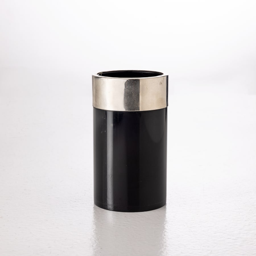 GABRIELLA CRESPI: Porta matite. Metallo nichelato, materiale plastico. Italia anni '70. Firma impressa. cm 12x7x7 A PENCIL HOLDER BY G. CRESPI Condizioni molto buone. Segni di usura, piccole righe, lievissima