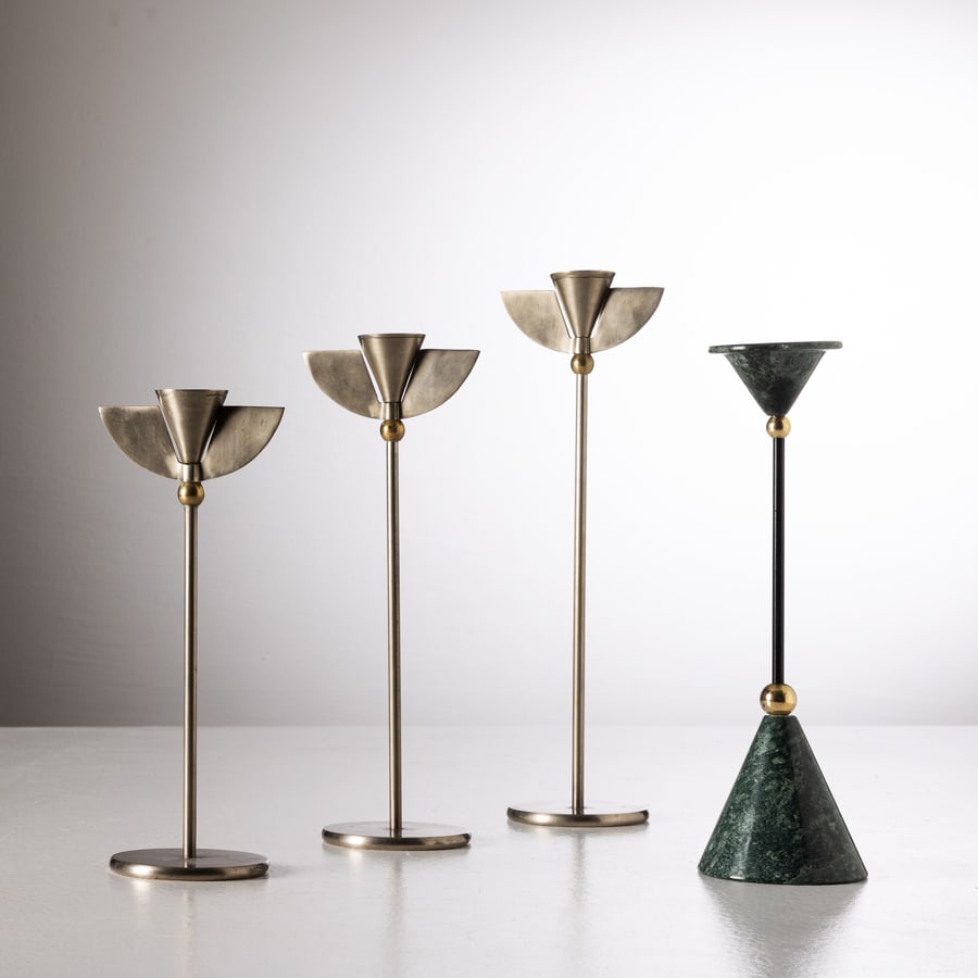 BORIS SIPEK (ATTRIB. A): Quattro candelieri. Metallo, alluminio, ottone, marmo tornito. Italia, fine anni '80. Il più alto cm 34x10x8,5 FOUR CANDLESTICKS ATTRIBUTED TO B. SIPEK Condizioni generali molto buone. Piccole