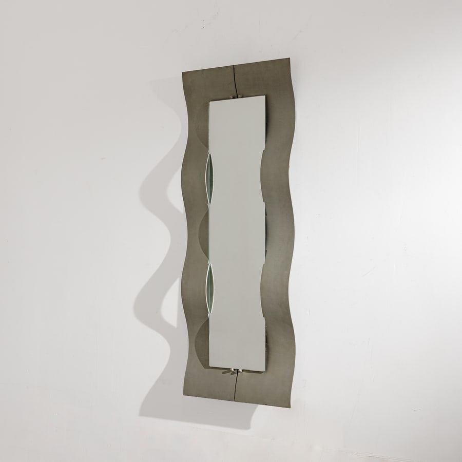 LORENZO BURCHIELLARO: Specchio. Alluminio pressofuso ed inciso. Italia anni '70. cm 150x60x8 A MIRROR BY L. BURCHIELLARO. Buone condizioni . Piccole righe, leggeri graffi e normali segni di usura. Lievi aloni e lieve