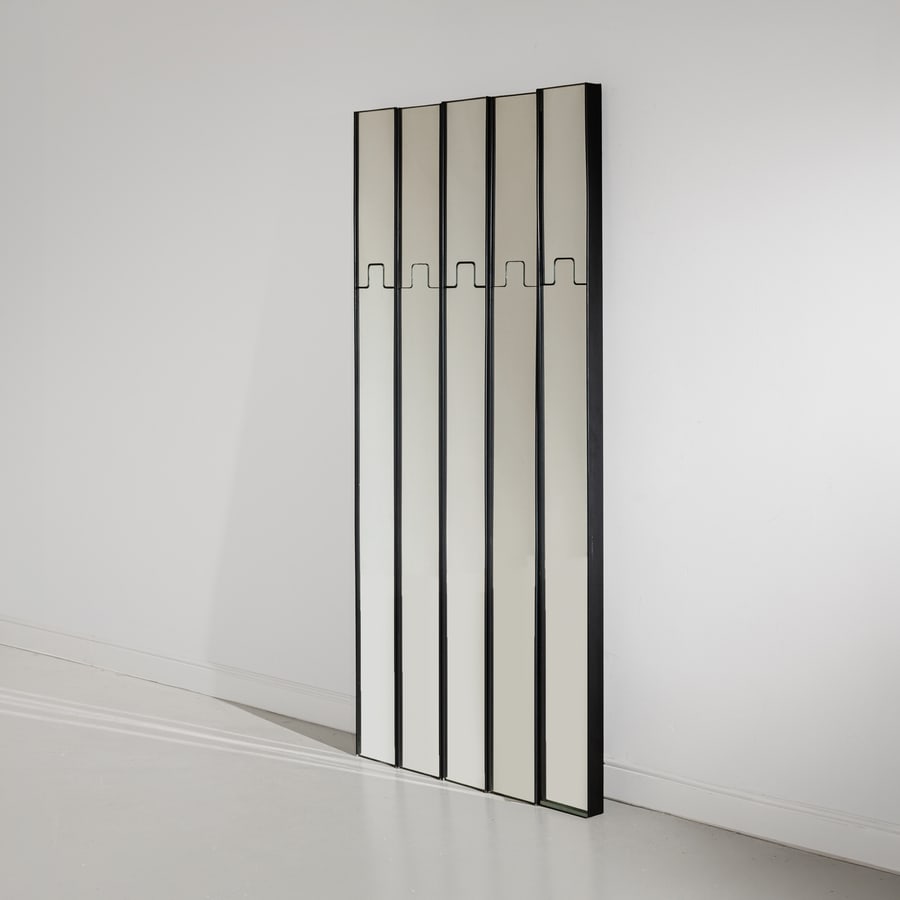 LUCIANO BERTONCINI: Cinque specchi/appendiabiti mod. Gronda. Abs stampato, plexiglass, cristallo specchiato. Produzione Elco, anni '70. cm 201x97x6 FIVE MIRRORS BY L. BERTONCINI Buone condizioni generali. Piccole righe,