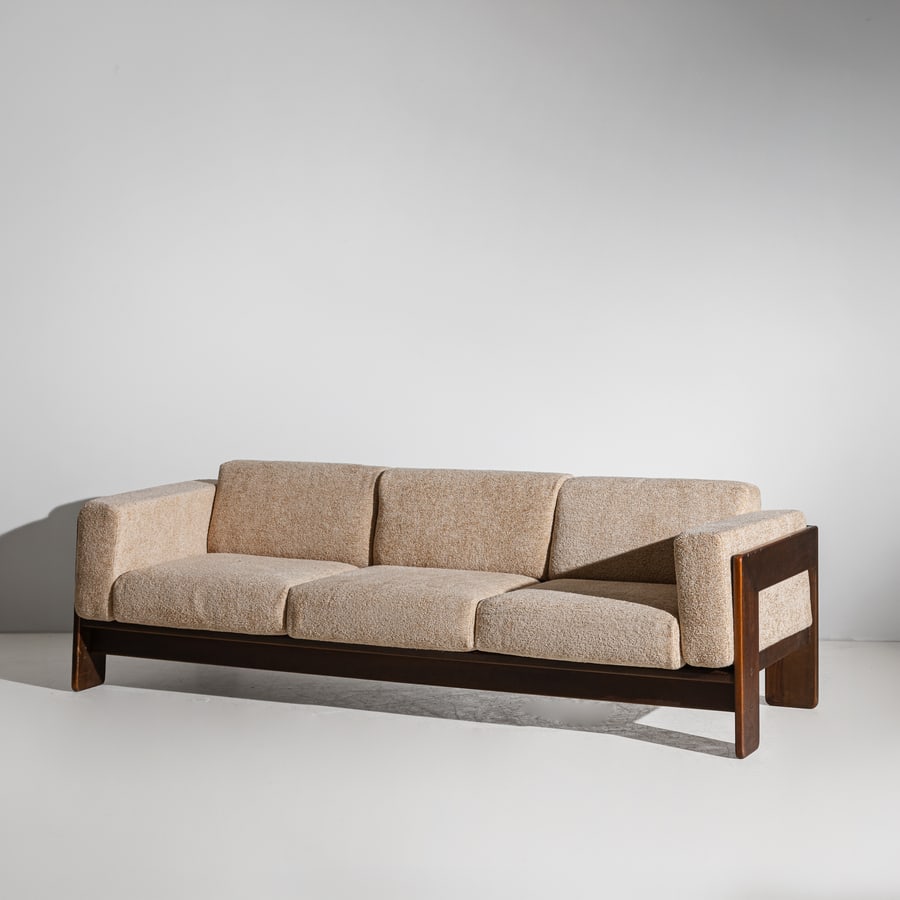 TOBIA SCARPA: Divano mod. Bastiano. Legno, tessuto imbottito. Produzione Gavina anni '60. cm 68x210x80 A SETTEE BY T. SCARPA G. Gramigna, Repertorio 1950-2000, Allemandi, Torino, 2003, p. 77. Buone condizioni