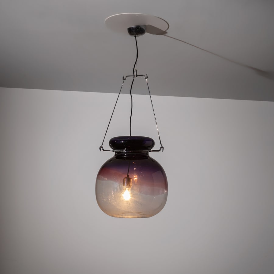 TONI ZUCCHERI: Lampada a sospensione. Metallo cromato, vetro soffiato. Produzione Veart anni '60. cm 105x35 ca. A CEILING LAMP BY T. ZUCCHERI Buone condizioni generali. Piccole righe, leggeri graffi, normali segni