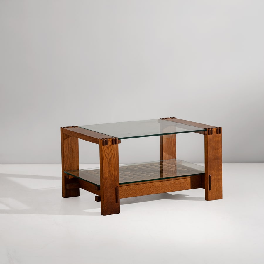 GIUSEPPE RIVADOSSI: Tavolo basso. Legno massello lavorato, cristallo molato. Italia anni '60.Certificato di autenticità. cm 48x90x60 A LOW TABLE BY G. RIVADOSSI Buone condizioni generali. Piccole righe, leggeri