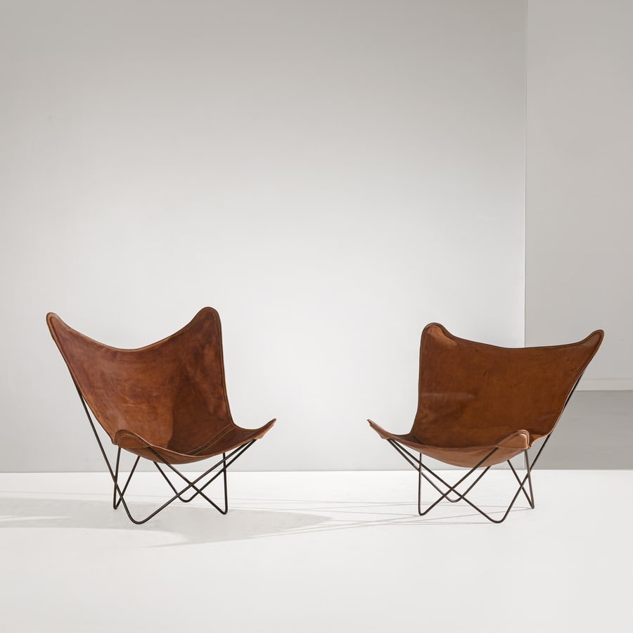 JORGE FERRARI - HARDOY: Coppia di poltrone mod. Butterfly. Metallo verniciato, cuoio. Italia anni '60. cm 90x97x92 A PAIR OF ARMCHAIRS BY J. FERRARI ; HARDOY Buone condizioni generali. Piccole righe, leggeri graffi, normali