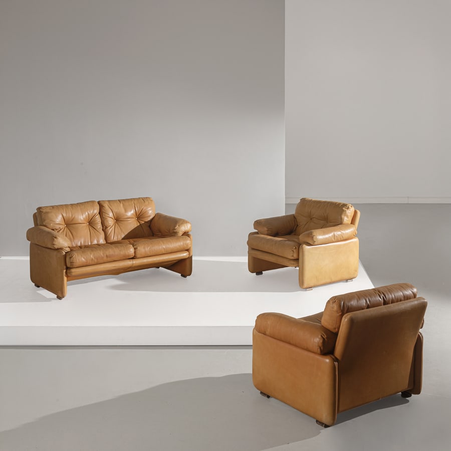 AFRA & TOBIA SCARPA: Due bergère e un divano della serie Coronado. Pelle imbottita, materiale plastico. Produzione B&B, anni '70. divano cm 78x145x90 poltrone cm 80x94x88 A PAIR OF ARMCHAIRS AND A SETTEE BY A. & T.