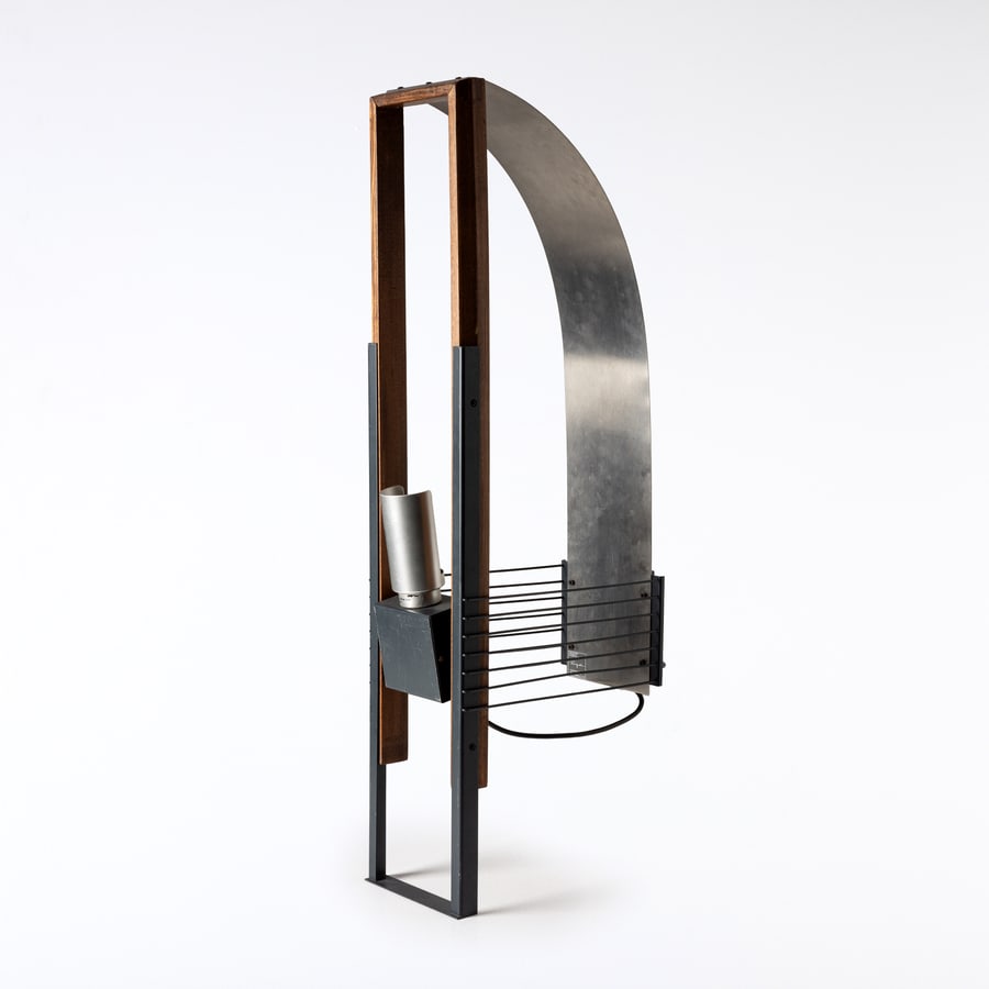 RICHARD NEUTRA ( DA UN DISEGNO DI): Lampada a parete. alluminio verniciato, lamina in metallo, legno di teak massello. Produzione Martinelli Luce, anni '80. Etichetta della manifattura. cm 90x17x31 A WALL LAMP AFTER A DESIGN BY R.