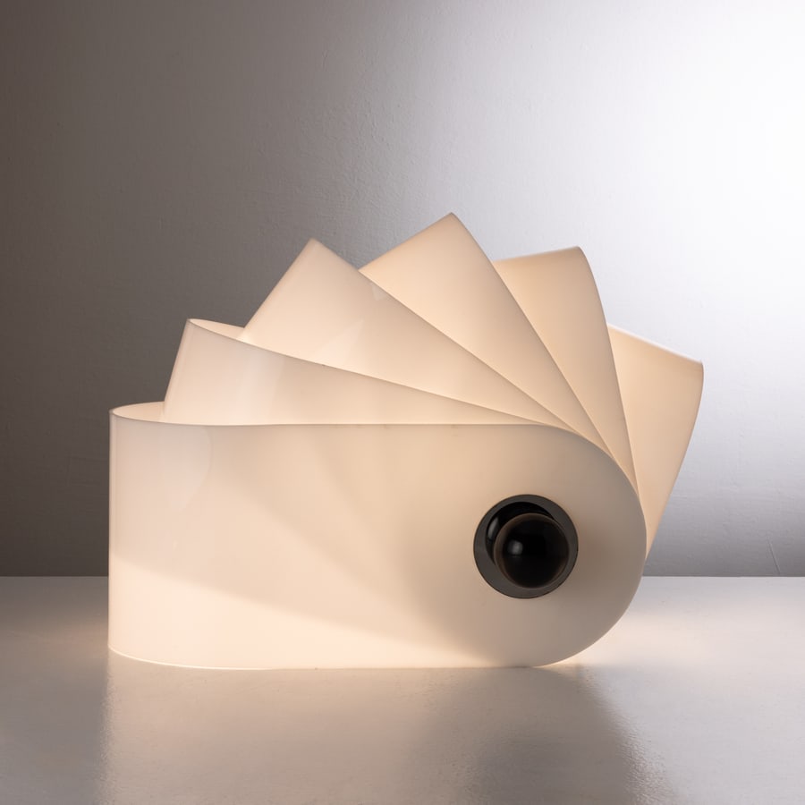 SUPERSTUDIO: Lampada da tavolo mod. Gherpe. Plastica, metallo, metacrilato. Produzione Poltronova 1969. cm 35x50x20 ca A TABLE LAMP BY SUPERSTUDIO F. Ferrari, N. Ferrari, Luce: lampade 1968-1973: il nuovo design i
